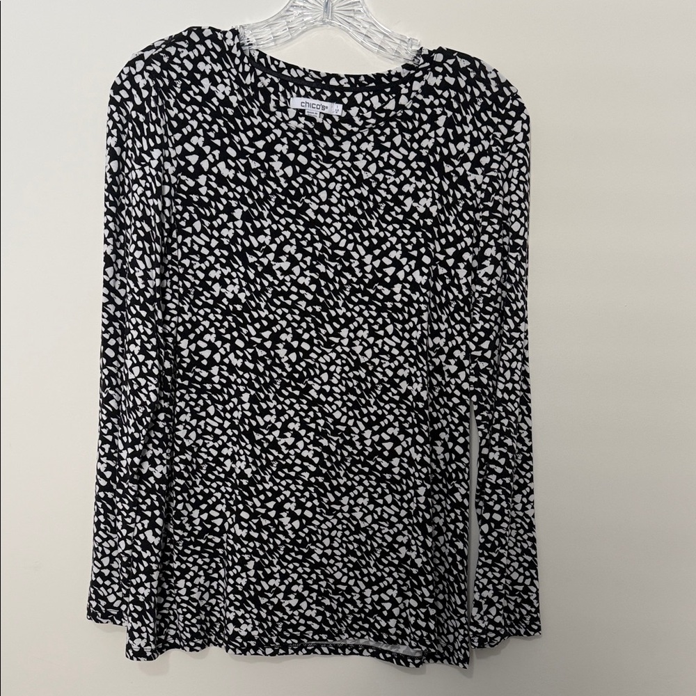 Chicos touch of cool black and white print top, size 1 (US size 8)